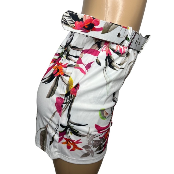 NWT 2 Pieces White and Pink Set for Women Size L Short with pockets and Wrap Top - Picture 4 of 8